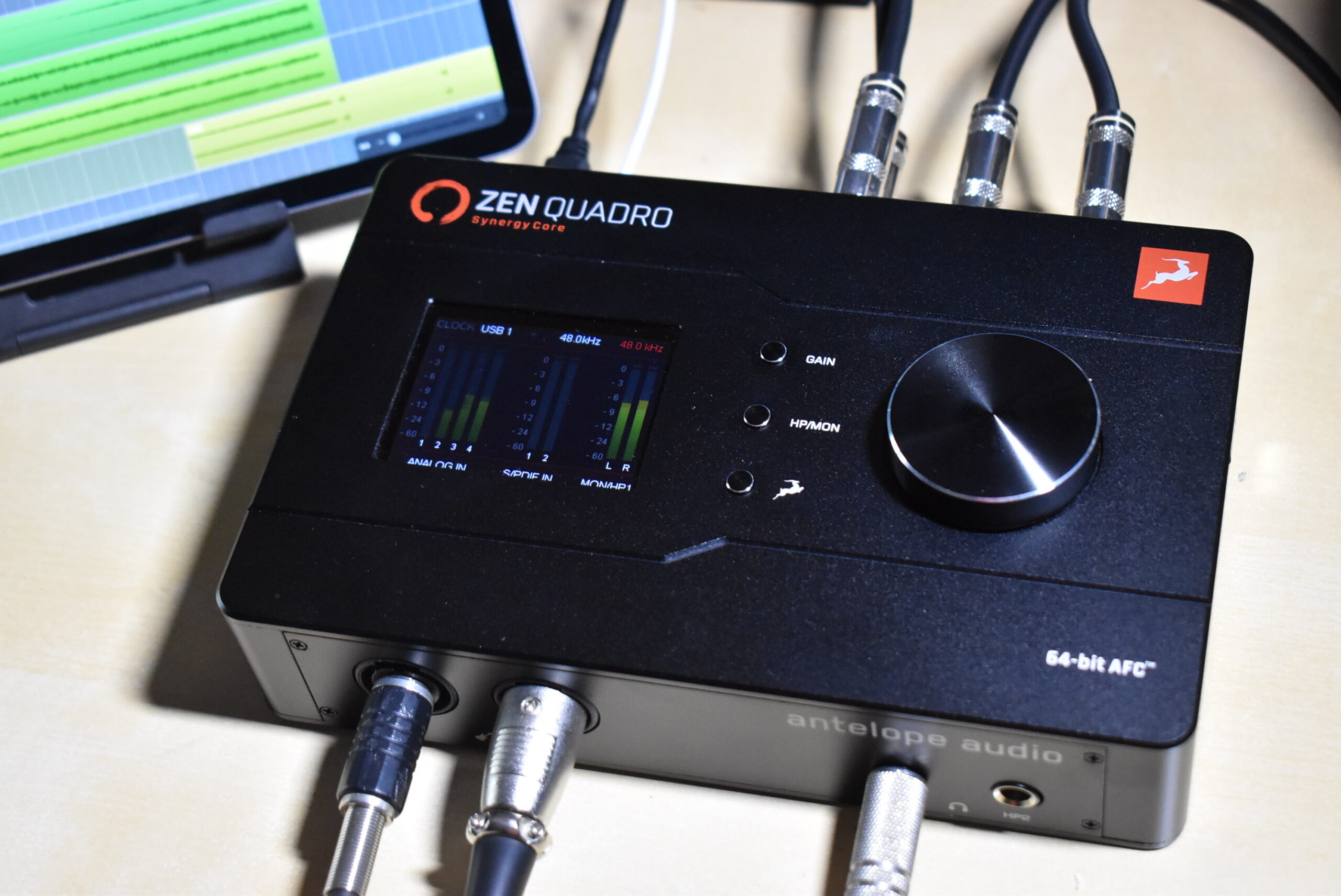 2台のコンピュータに同時に接続でき、32in/28outを自由自在に