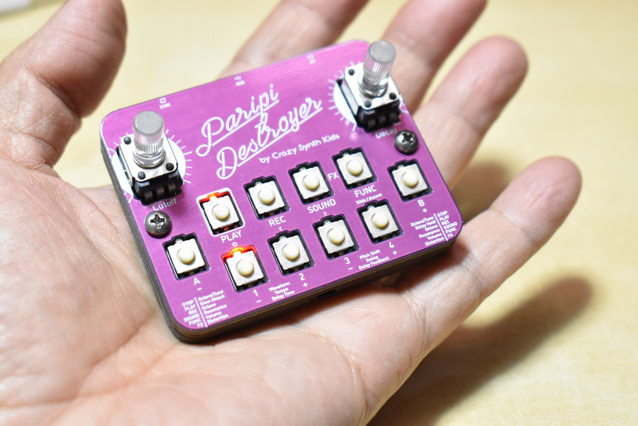 小さなベースシンセ、パリピデストロイヤーを開発したSYNTHERNETが超