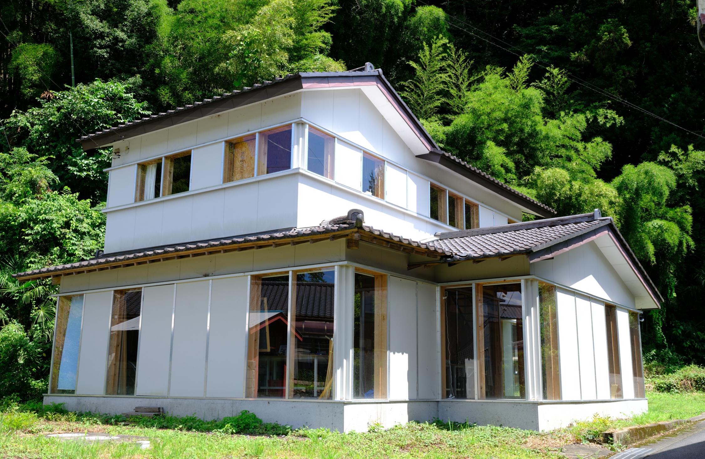 町をつつむ物語 謎多き人形作家・山岡草が最後に暮らした里を歩く