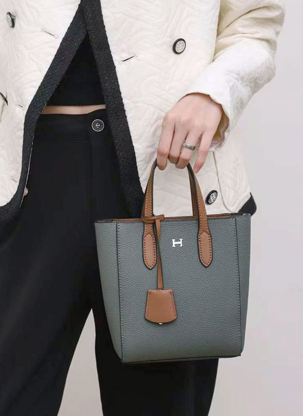 チャーム&ストラップ付Hロゴバッグ | レディースファッション通販 - DHOLIC