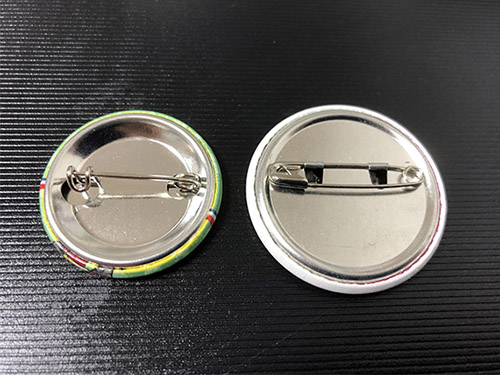 缶バッジの安全ピンとフックピンの違いとその選び方は？ | 缶バッジ製作屋
