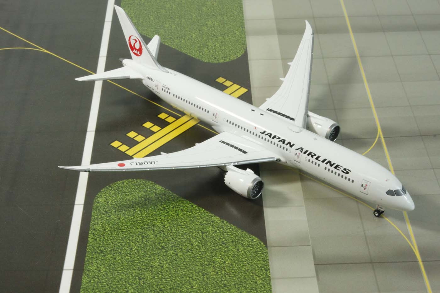 Japan Airlines (JAL) Boeing B787-9 Reg# JA861J Phoenix Model 11138