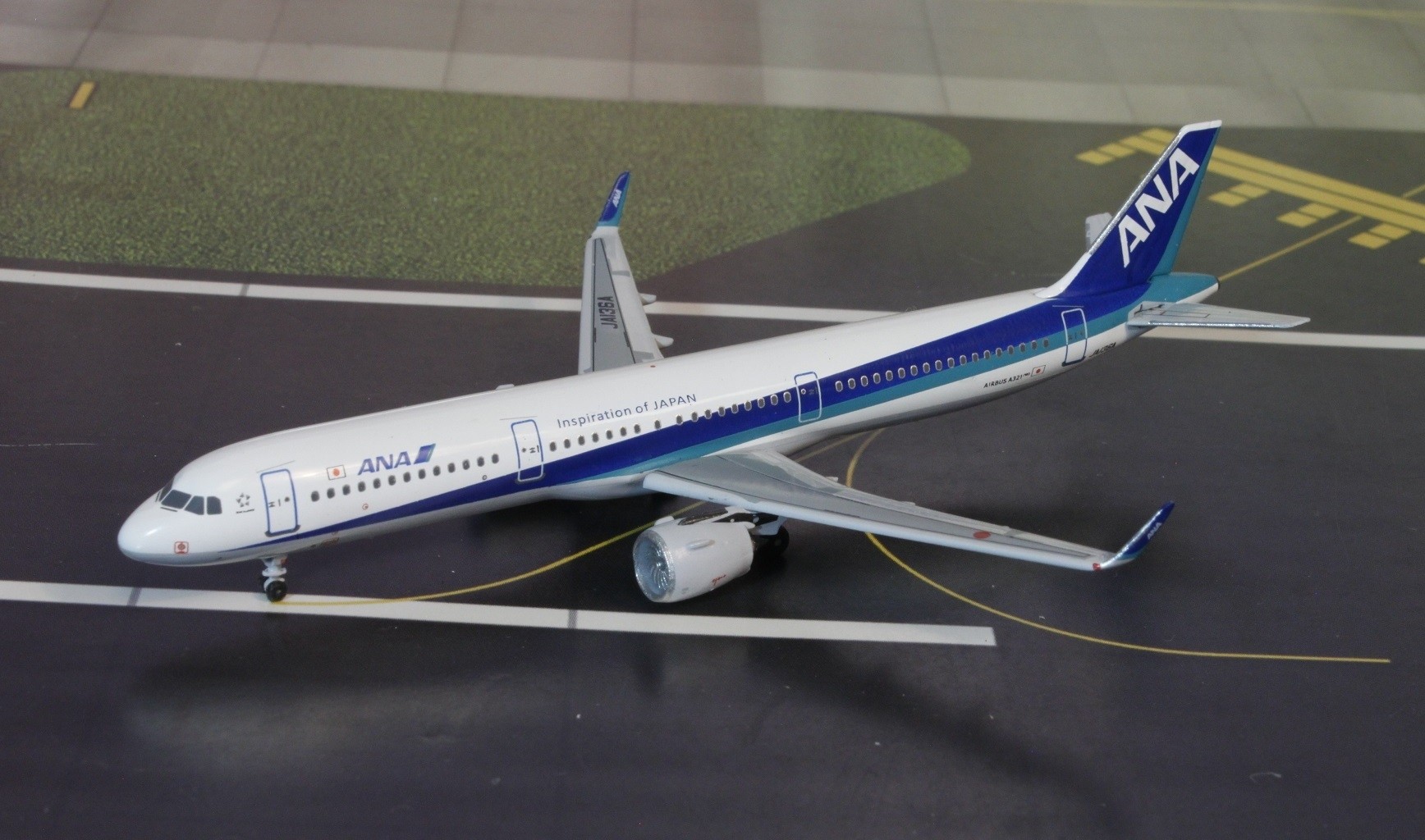 ANA Airbus A321Neo JA136A Limited Aero Classics scale 1:400 ezToys