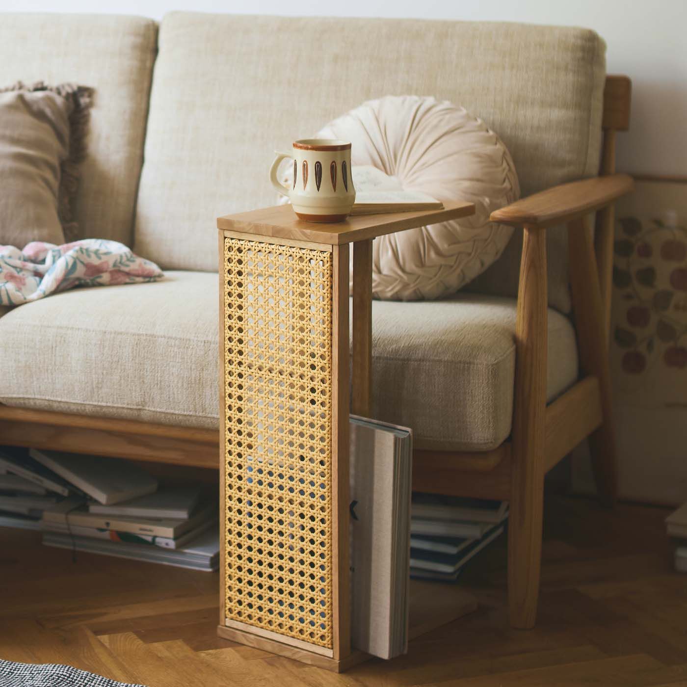 am＆be ソファやベッドに差し込める ラタン風透かし編みサイドテーブル