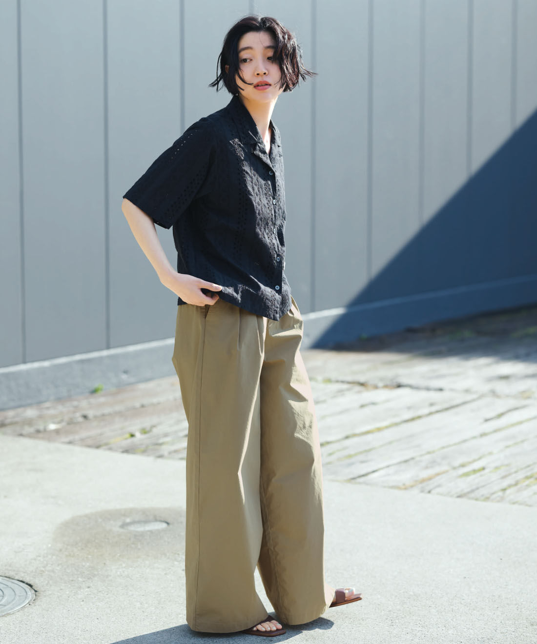 THREE FIFTY STANDARD 光沢感がきれいな接触冷感素材のワイドパンツ