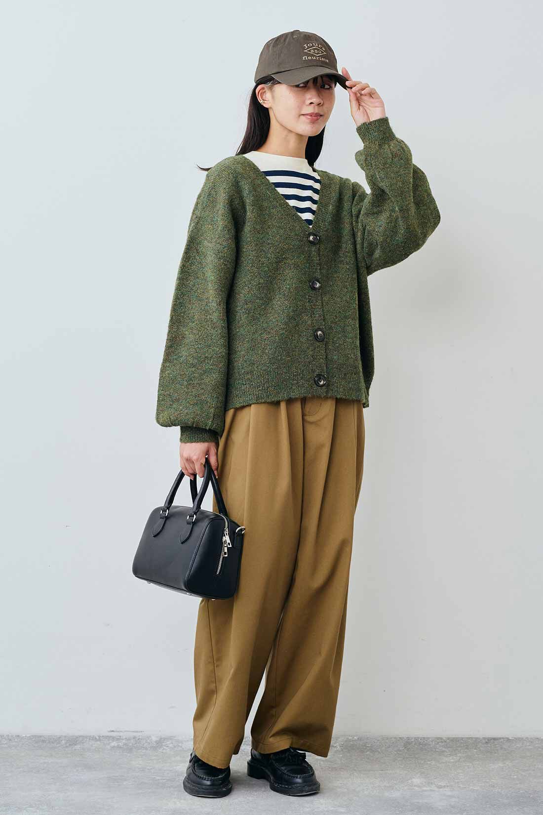 THREE FIFTY STANDARD やわらかタッチのVネックカーディガン〈モス