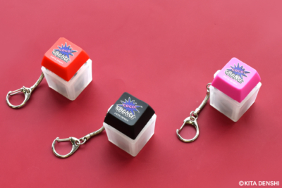 大人気スロット『ジャグラー』のスイッチキーホルダーがカプセルトイに