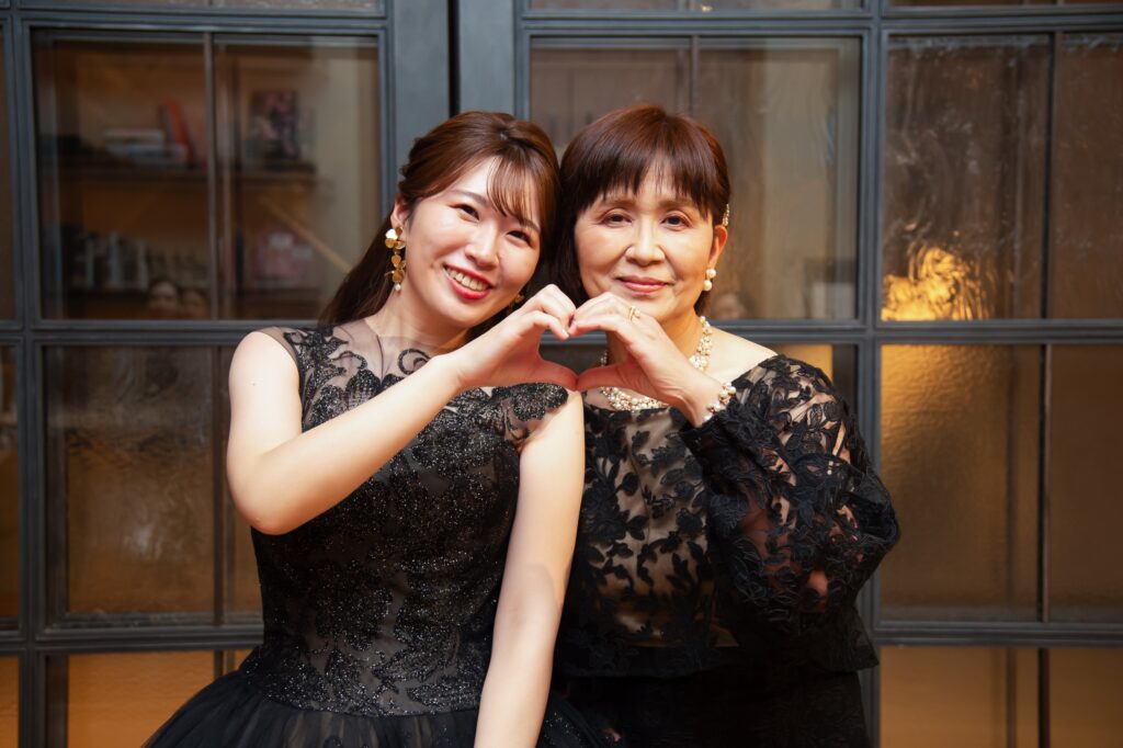 お嬢様のブラックドレスと合う「マザードレス」を探す旅 | [新郎新婦の