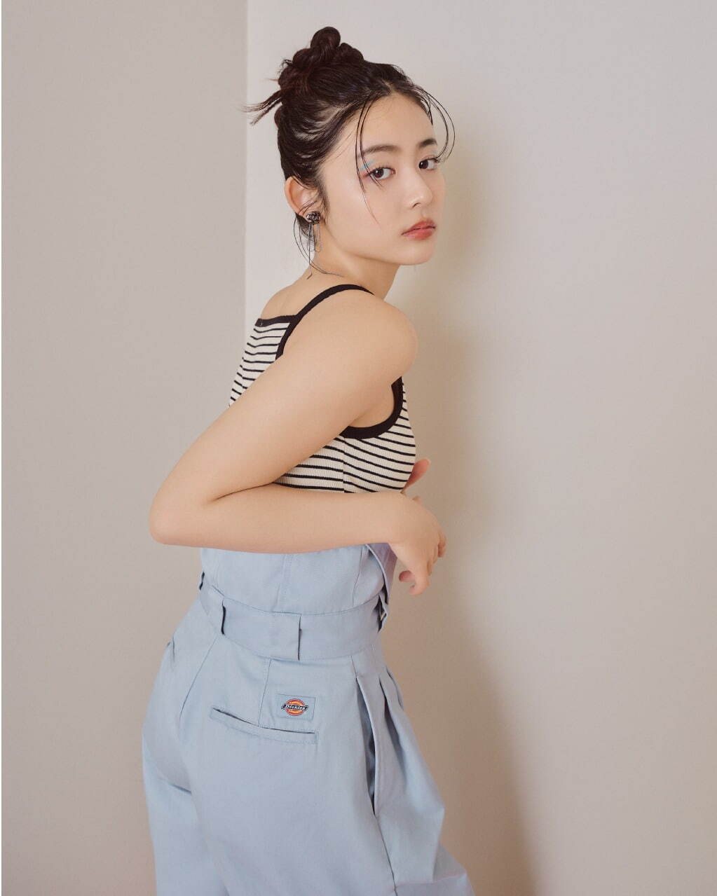 リリー ブラウン×ディッキーズ“ウエストを折り返す”ワイドチノパンツ