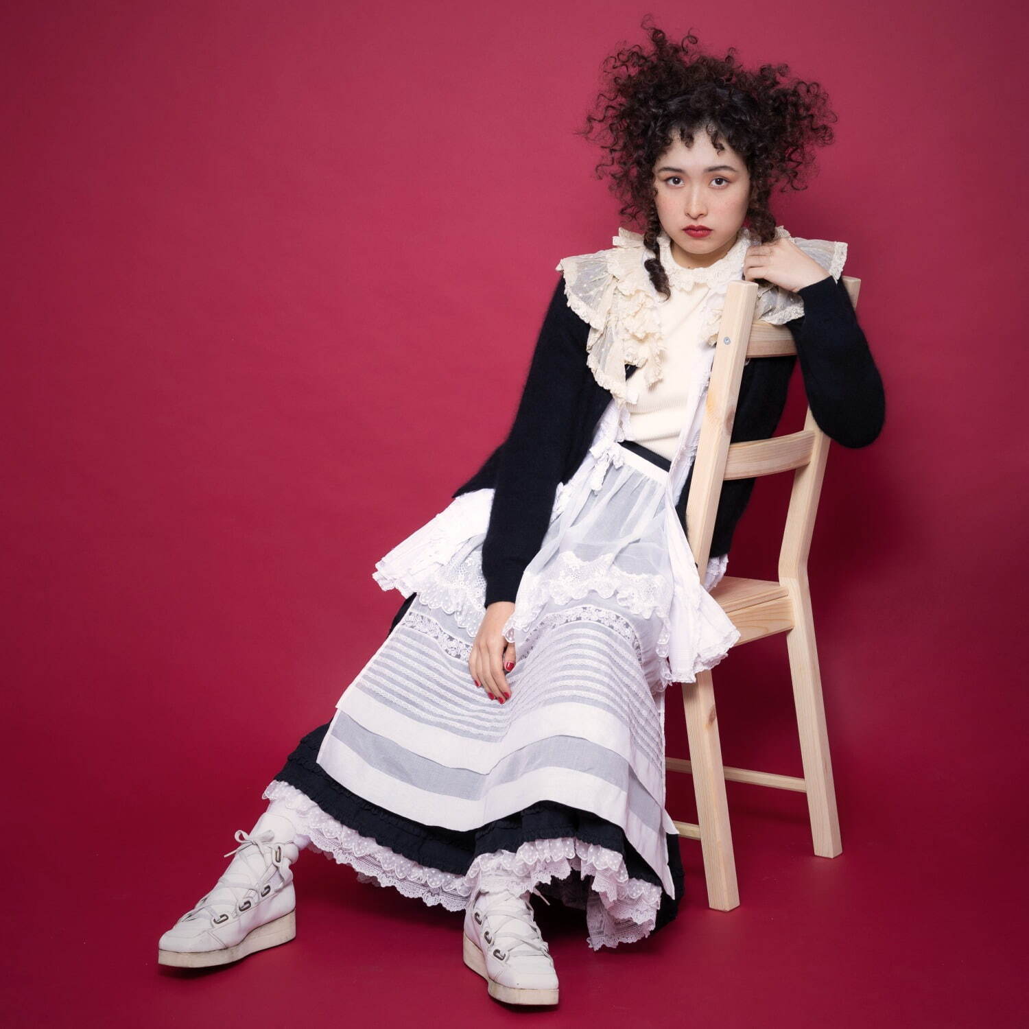 ピンクハウス、ハローキティとのコラボワンピース＆ローズ柄シューズ