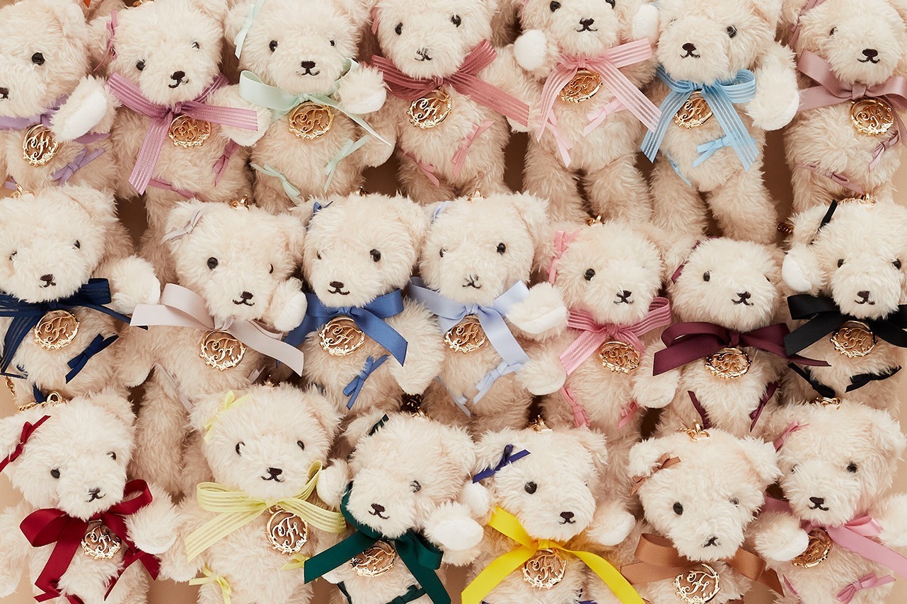 メゾン ド フルール、カラフルリボンの“テディベア”チャーム全26種