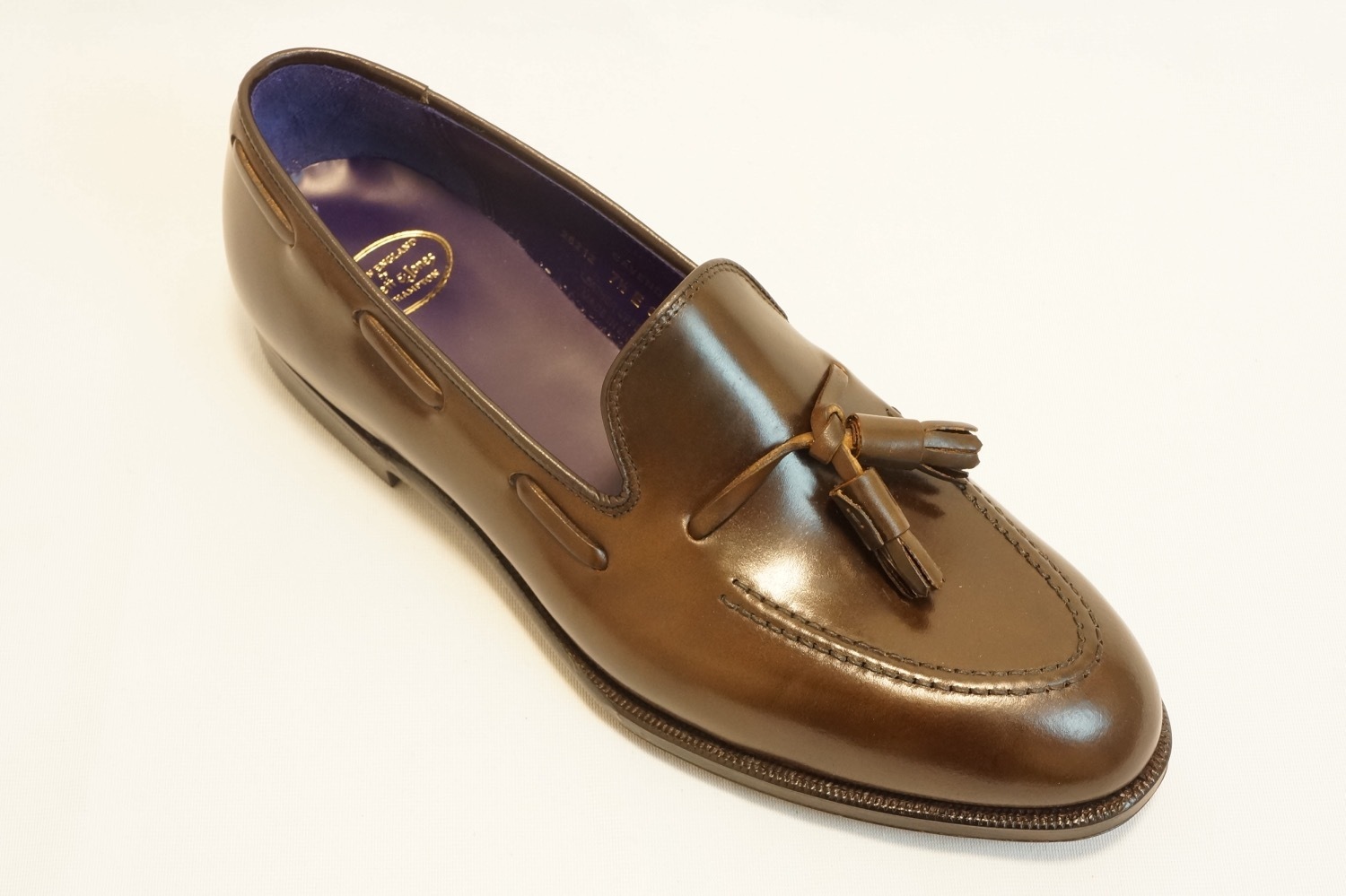 クロケット＆ジョーンズ“コードバン”のタッセルローファー「キャベン