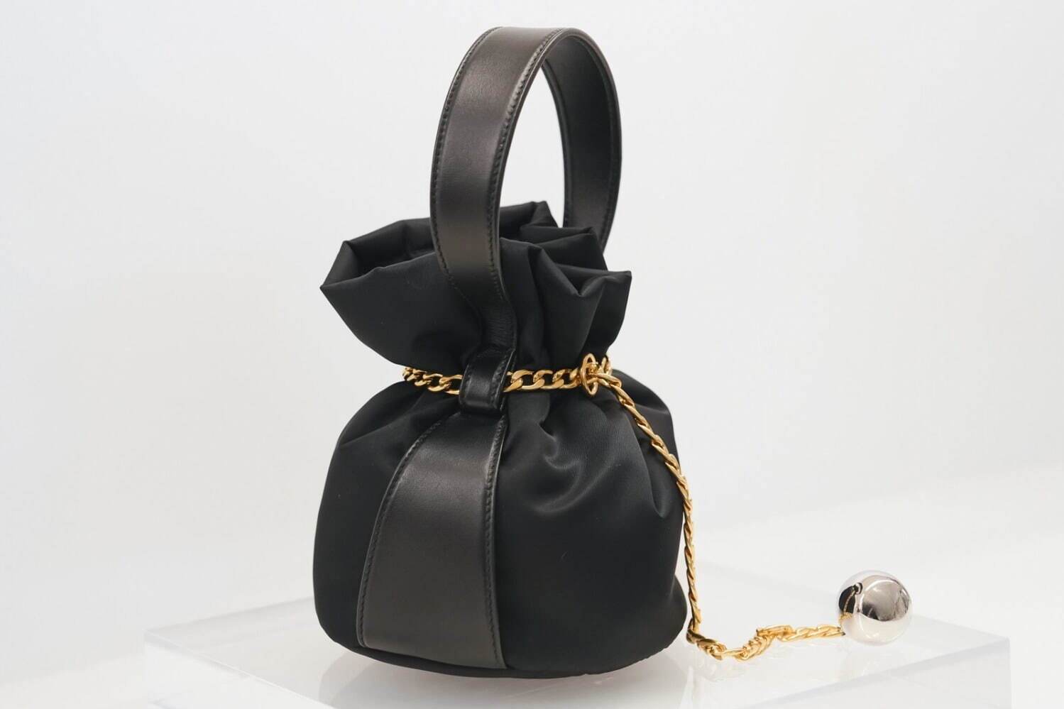 プラダのウィメンズバッグ、“ボール付きチェーン華やぐ”ナイロンバッグ