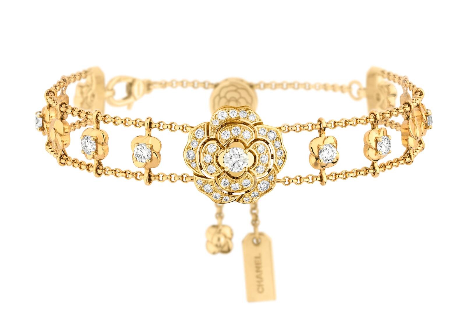 シャネル“カメリアの花”モチーフの新作ファイン ジュエリー、重ね付け