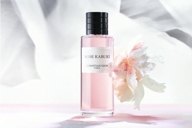 メゾン クリスチャン ディオールの新香水「ローズ カブキ」白塗りから