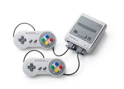 ミニサイズになった往年のゲーム機- 任天堂ファミコン、SONYプレステ