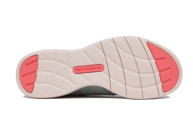 キャス キッドソン×ニューバランスのコラボシューズ、小花模様を