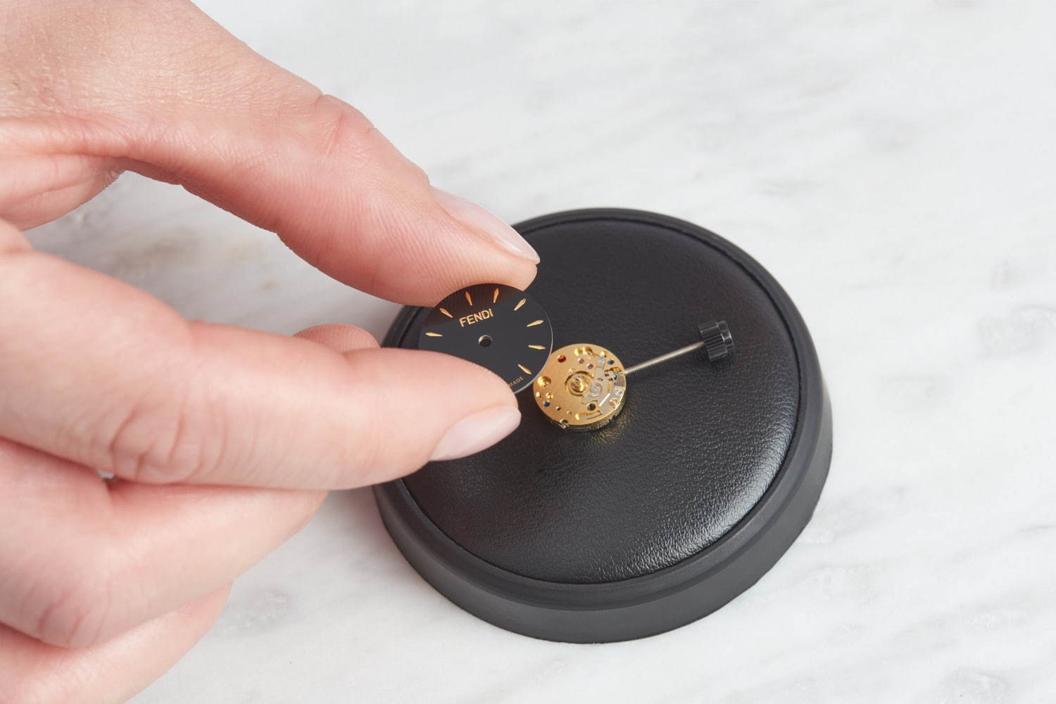 フェンディの新作ウォッチ「フォーエバー フェンディ」FFロゴの