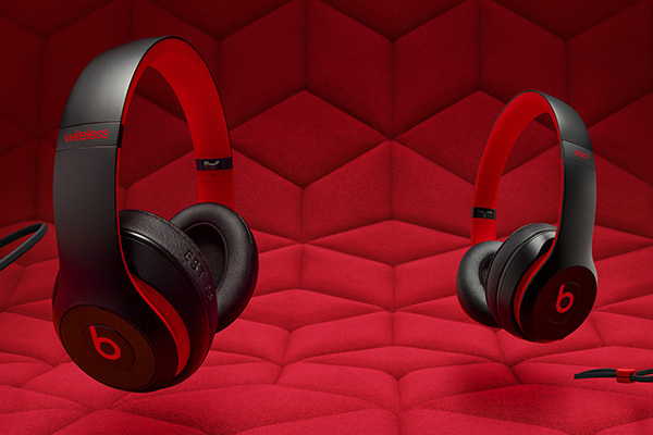 ビーツ・バイ・ドクタードレ、黒×赤の10周年記念ヘッドフォン