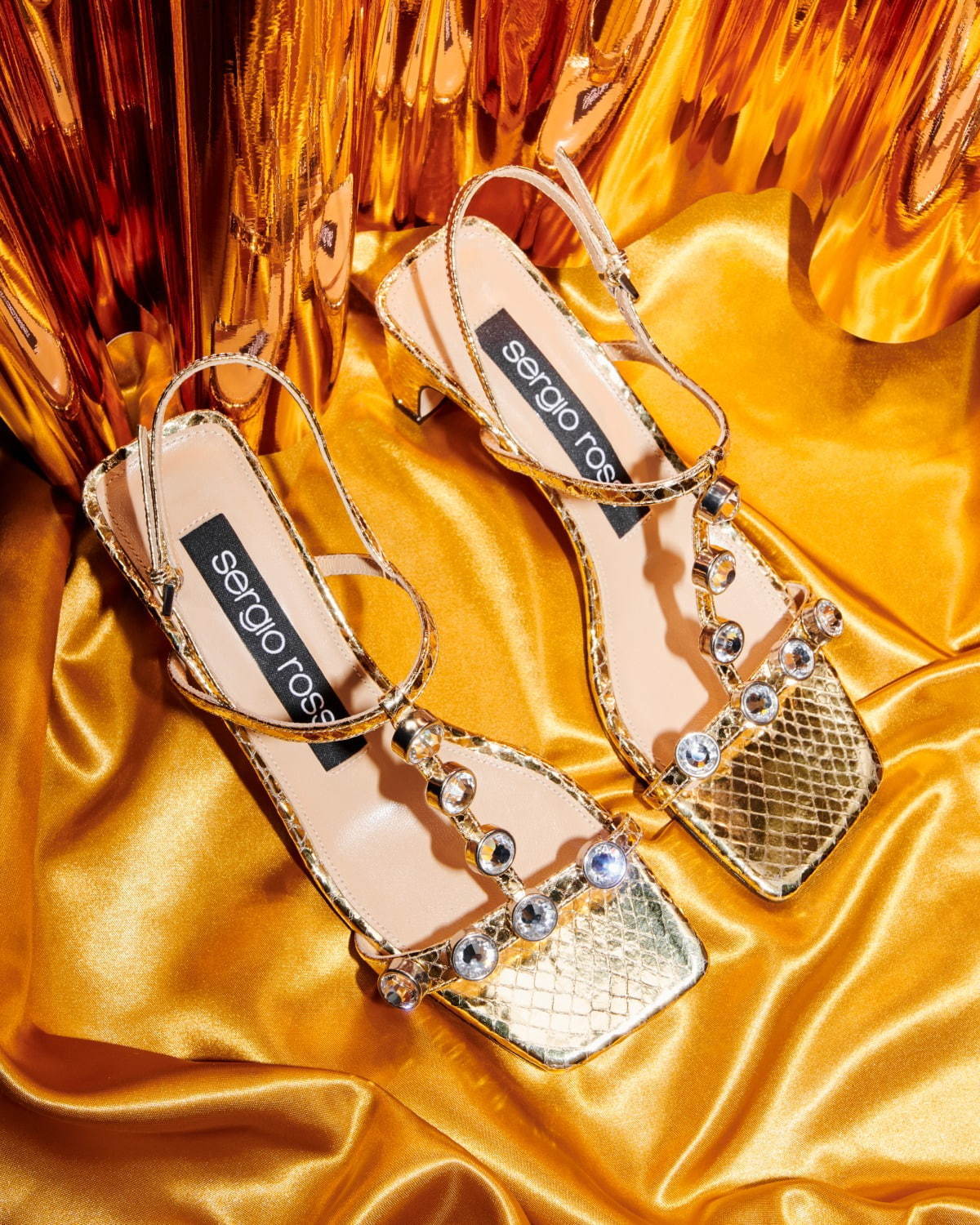 セルジオ ロッシの新作シューズ - “ゴールド”で彩ったパンプスや