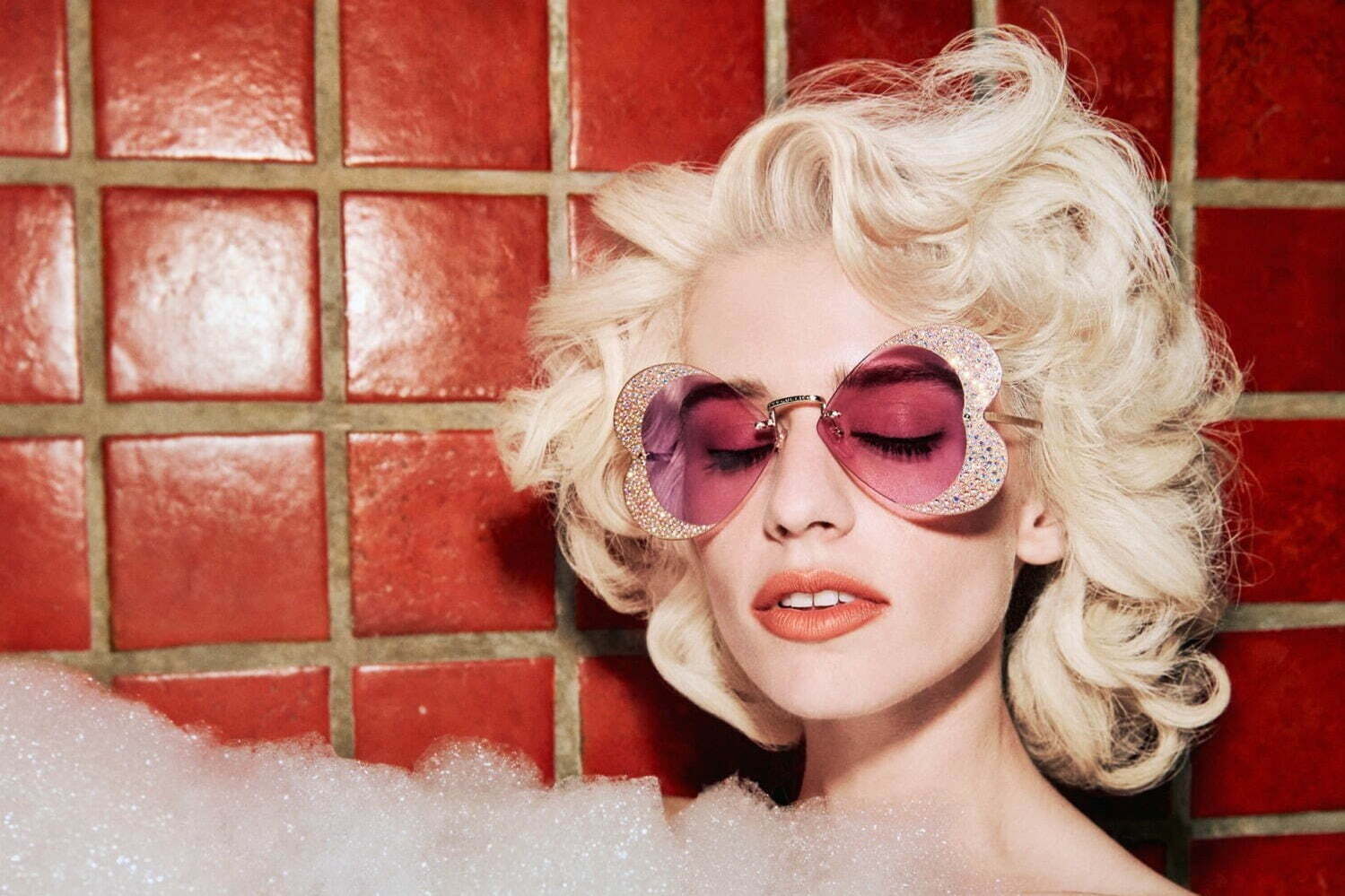 グッチ“ハリウッドスター”着想の新アイウェア、クリスタルが輝くハート