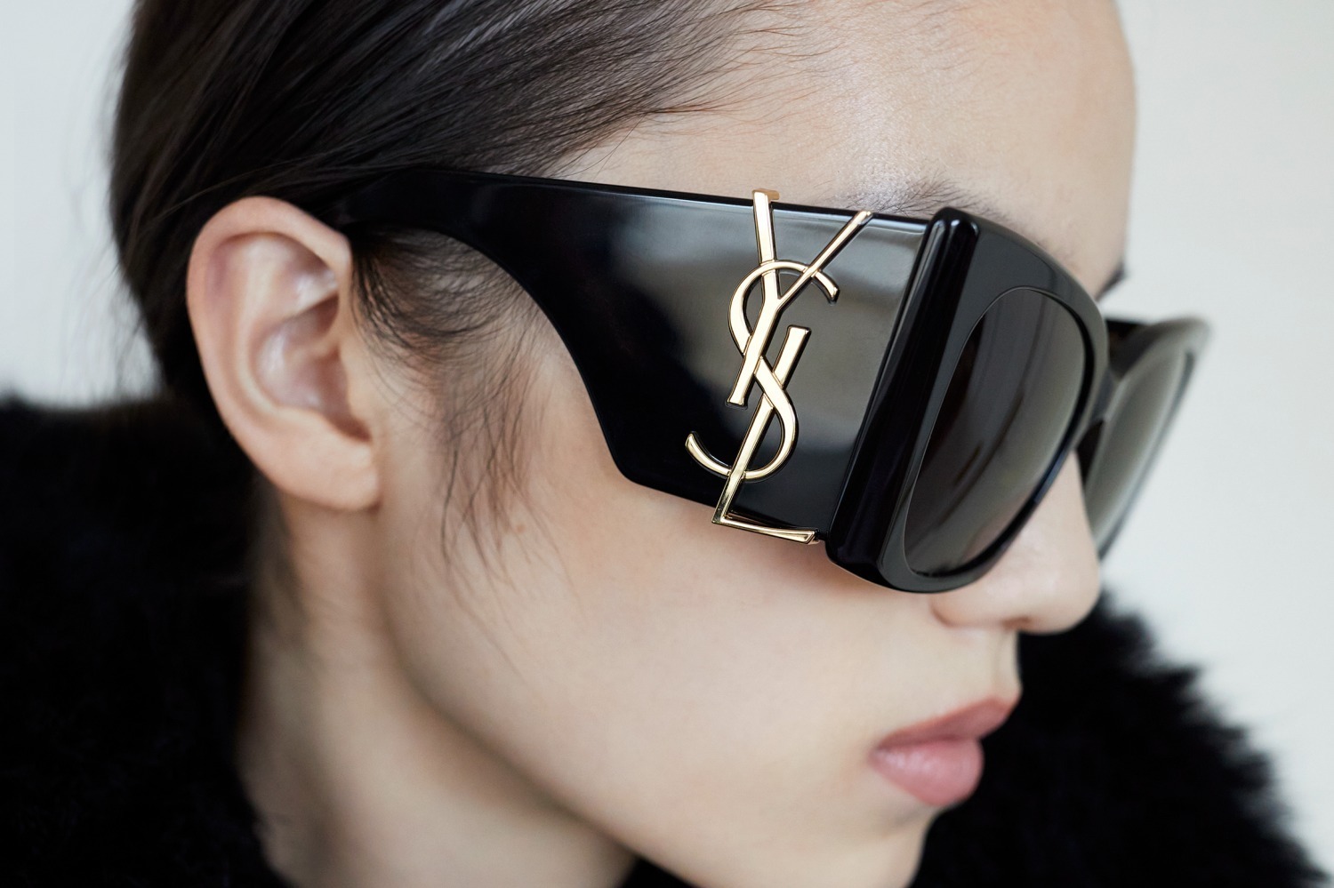 サンローラン新作サングラス「ブレイズ」キャットアイ＆“YSL”ロゴを配