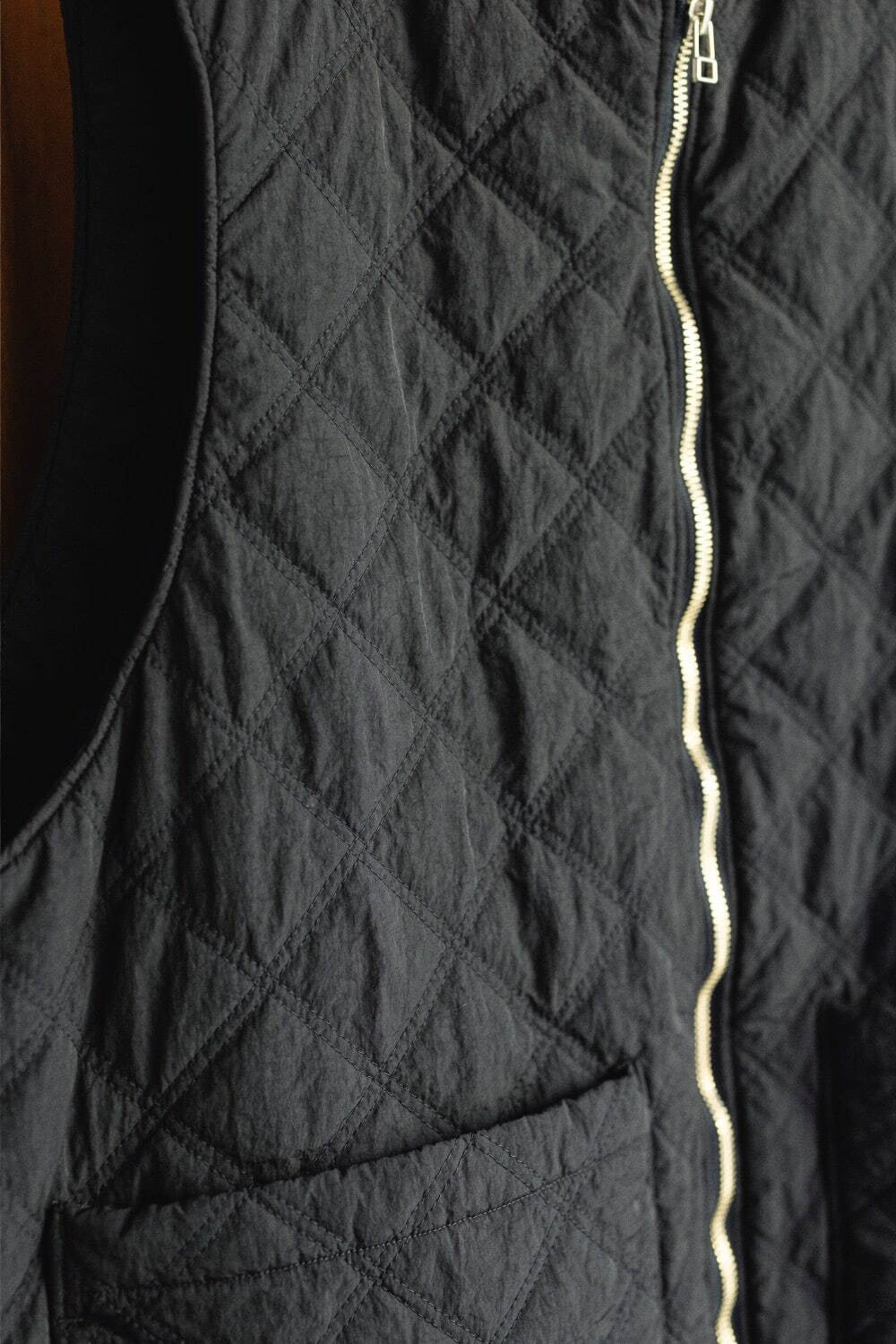 写真3/13｜ヨーク“ネイビーカラー”のキルティングベスト＆トートバッグ