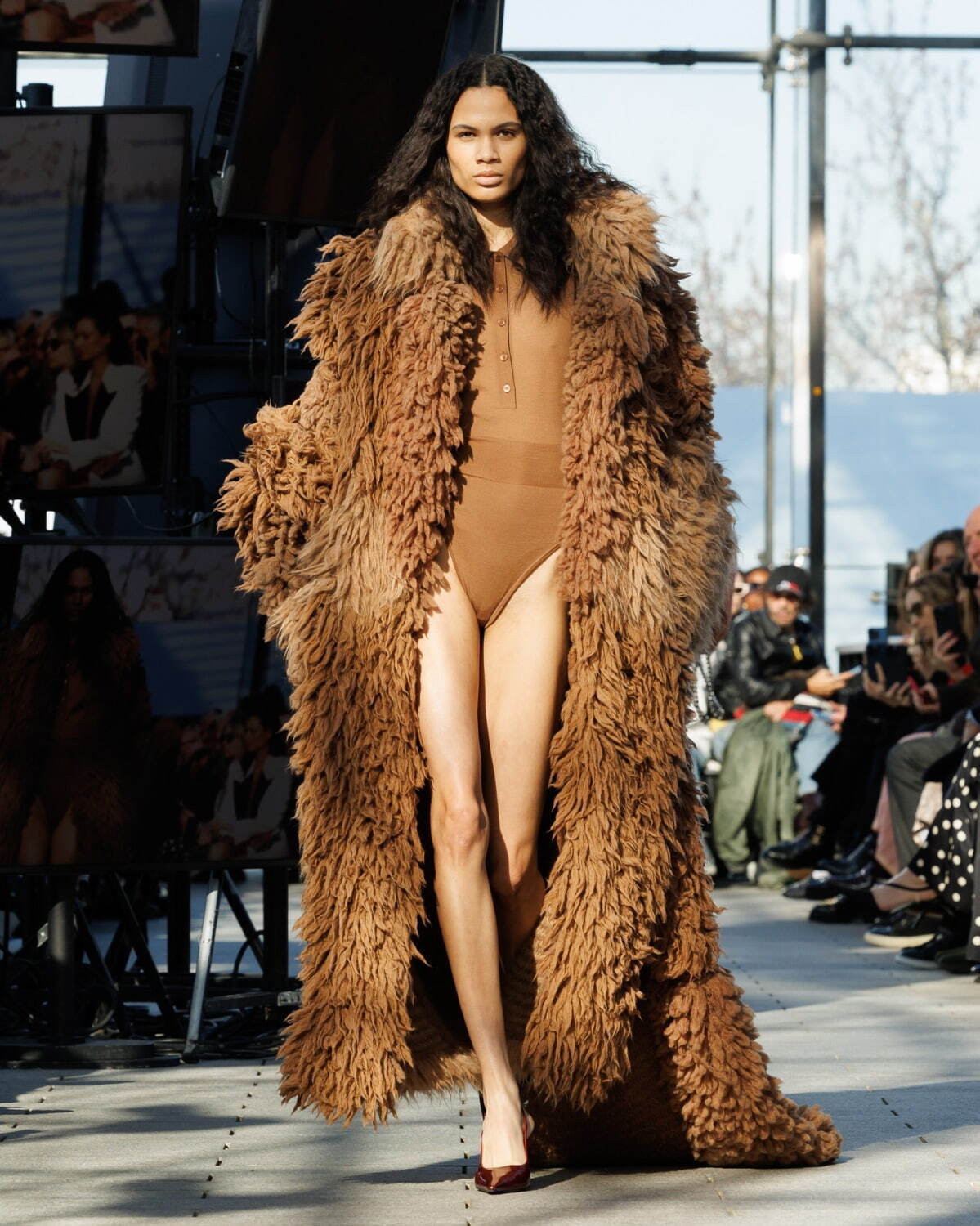 ステラ マッカートニー 2024-25年秋冬コレクション - 母なる地球の代弁