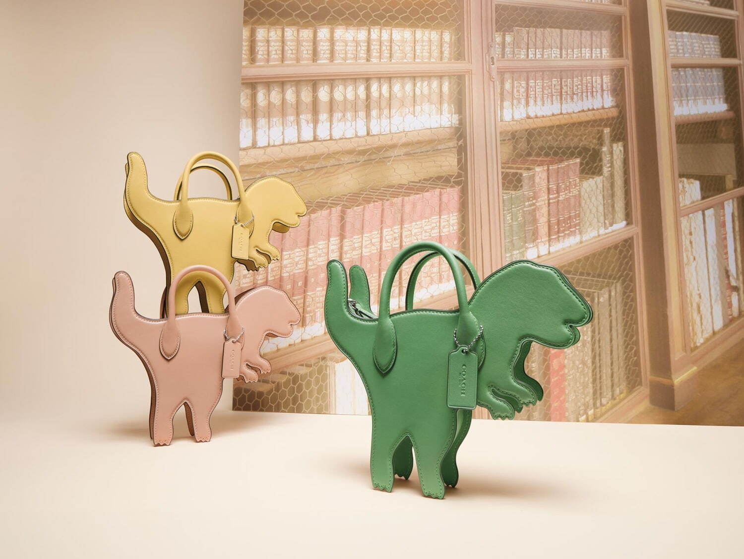 コーチの春色バッグ、恐竜「レキシー」シルエットや“花びら”モチーフ