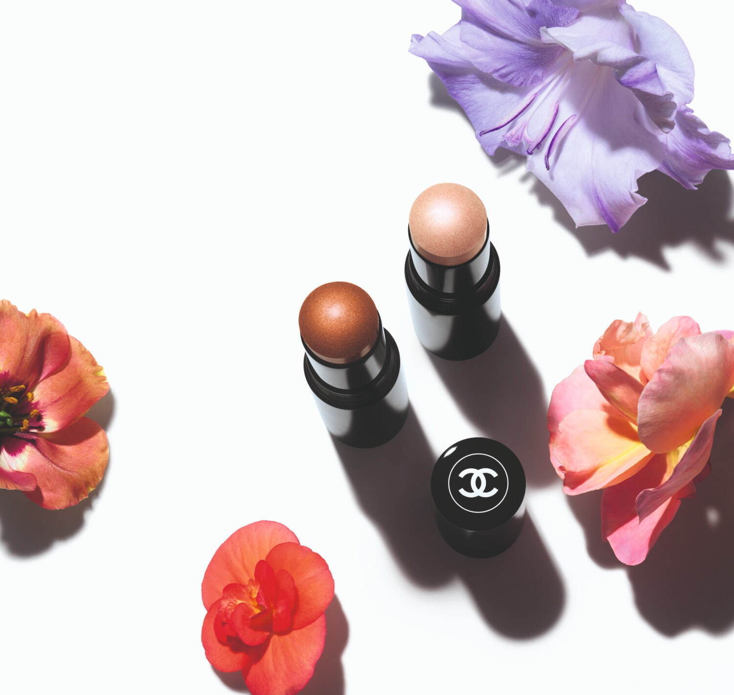 シャネル「空想の庭」24年夏コスメ、“花々の色彩”纏うスティックアイ