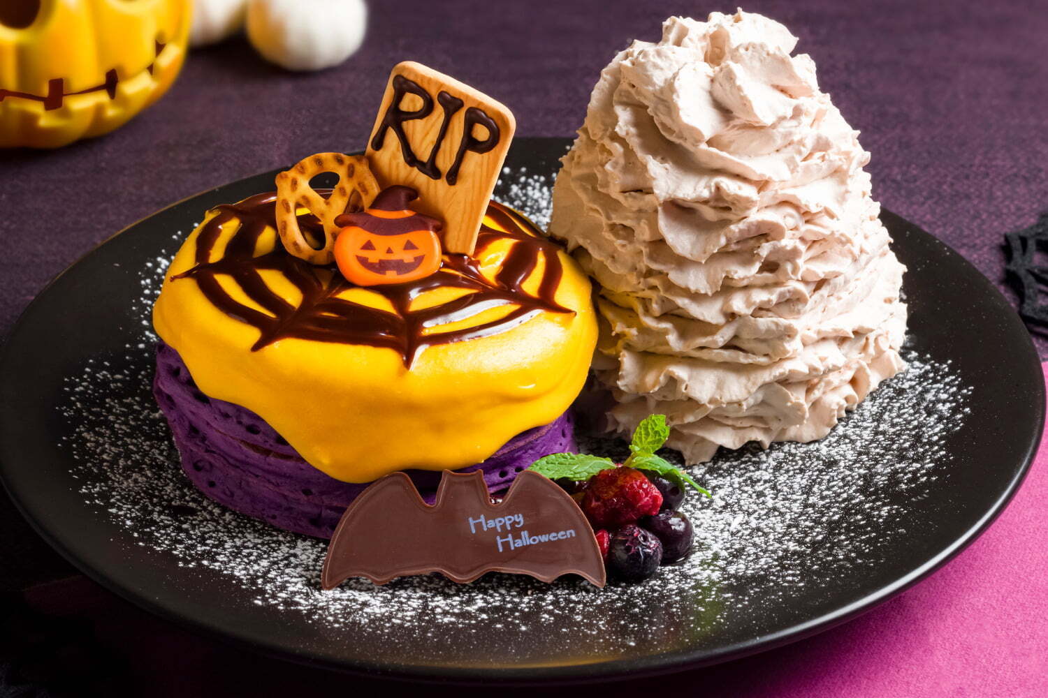 エッグスンシングスのハロウィン限定パンケーキ、“蜘蛛の巣”描いた