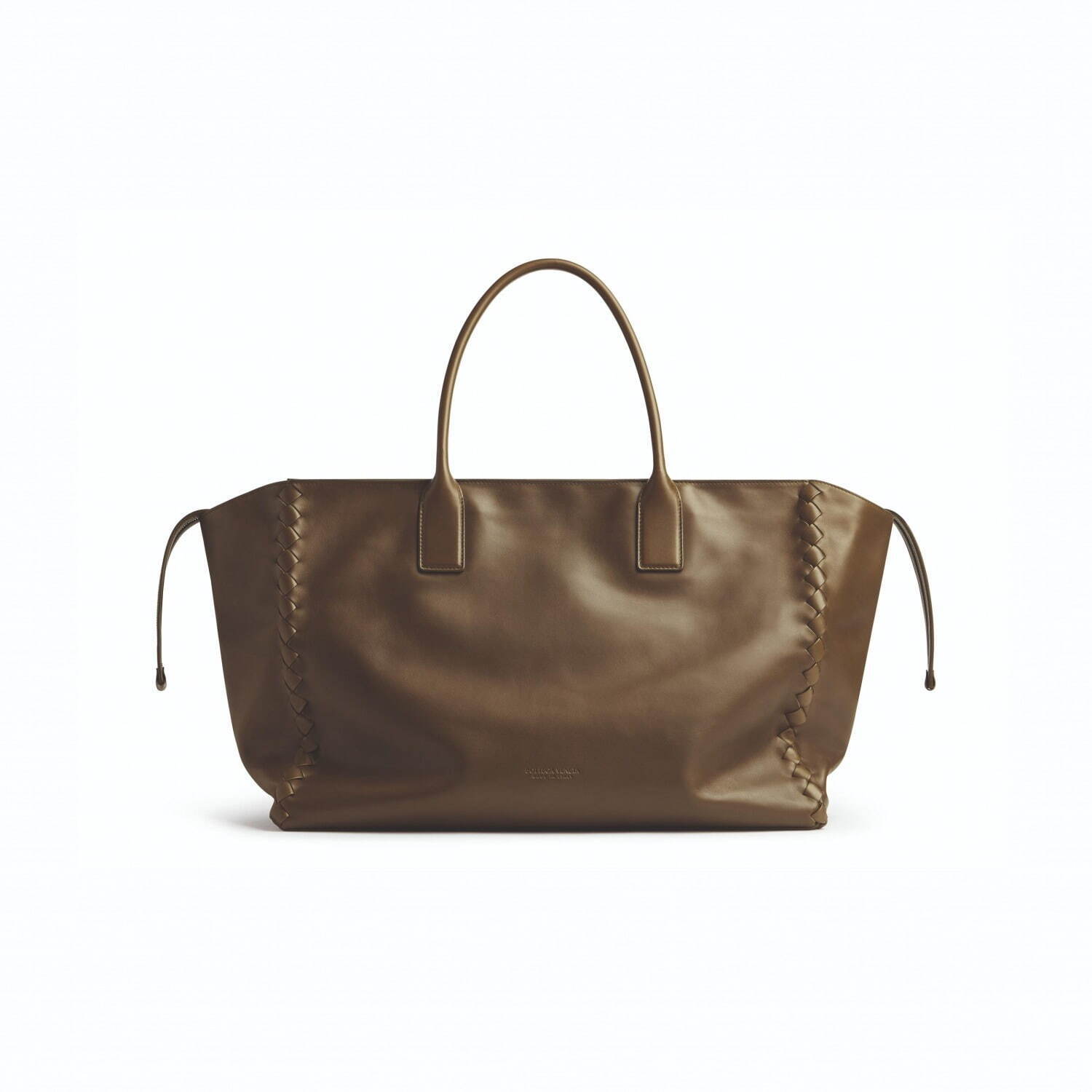 ボッテガ・ヴェネタのレザーバスケットバッグ「カバ」6色の革紐で編む