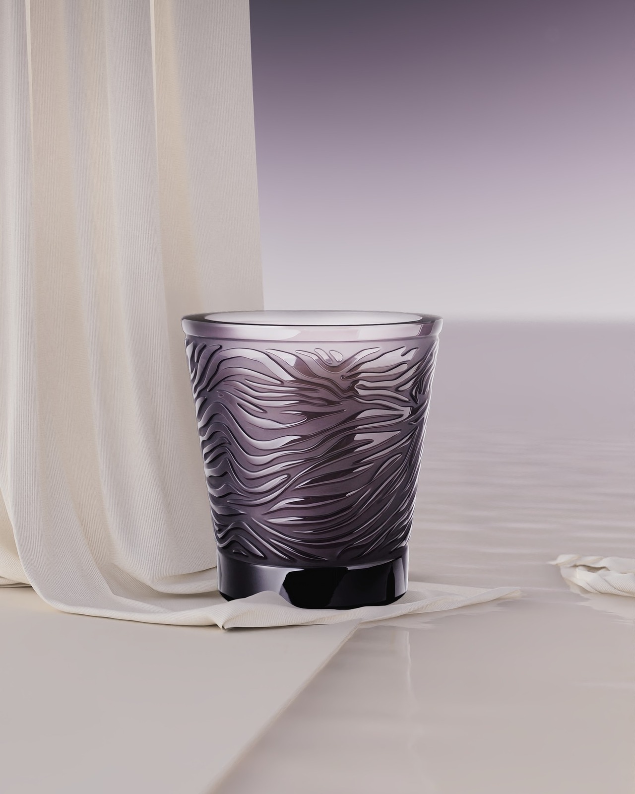 ラリック“女神×夕暮れパープル”のクリスタルガラス香水、フローラル