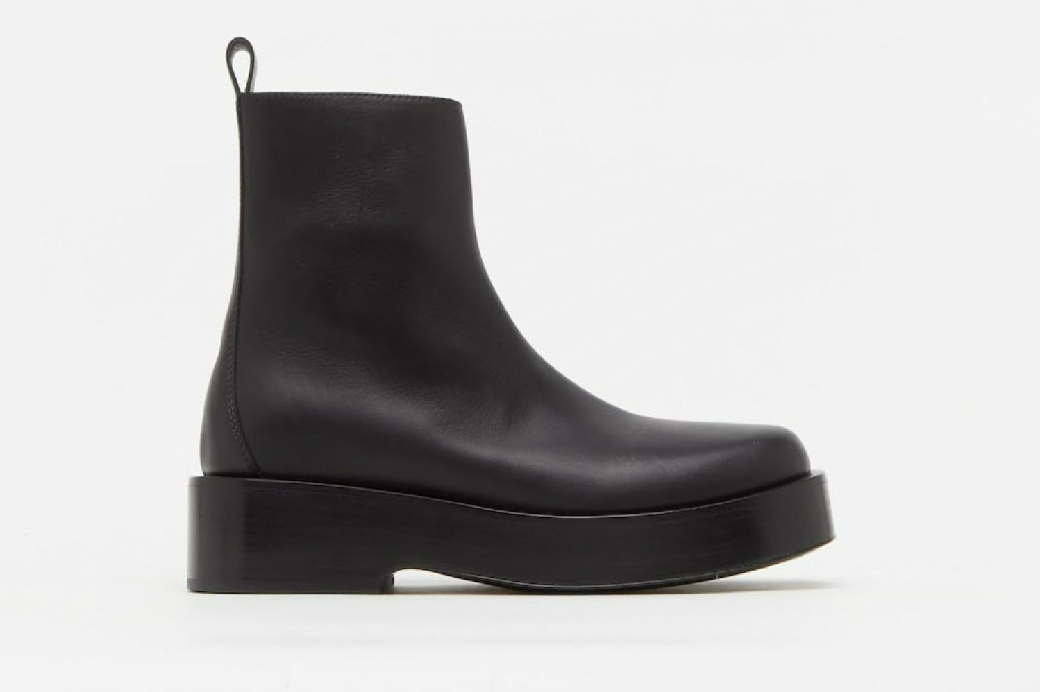 ボッテガ・ヴェネタ24年冬シューズ「トリノ」“70年代パンク”着想の厚底