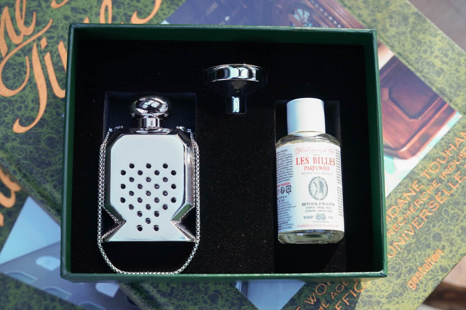 オフィシーヌ・ユニヴェルセル・ビュリー“吊るして楽しむ”「香水瓶型