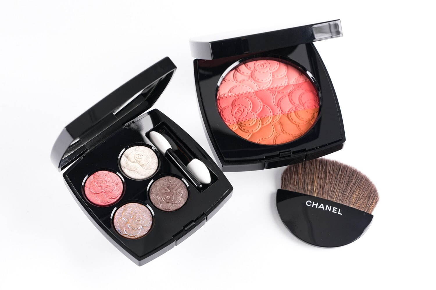 写真15/35｜シャネル2025年春コスメ「カメリア」モチーフの4色アイ