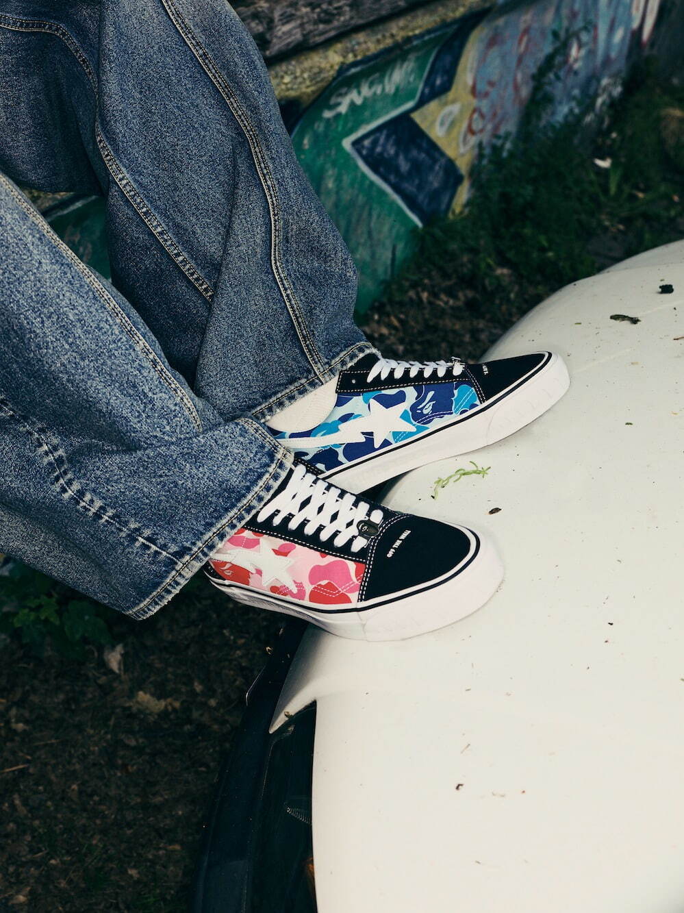 ア ベイシング エイプ×VANSコラボスニーカー、アシンメトリーなカモ柄