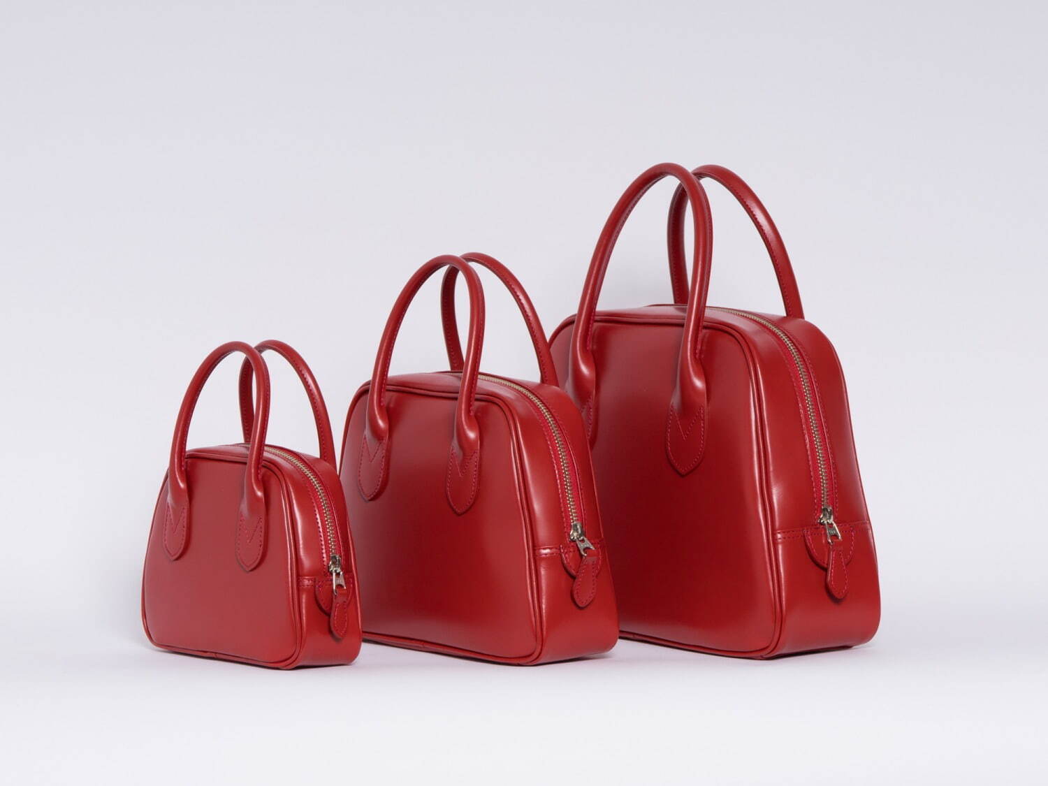 コム デ ギャルソン 青山店限定“真っ赤な”レザーバッグ、四角＆台形の2