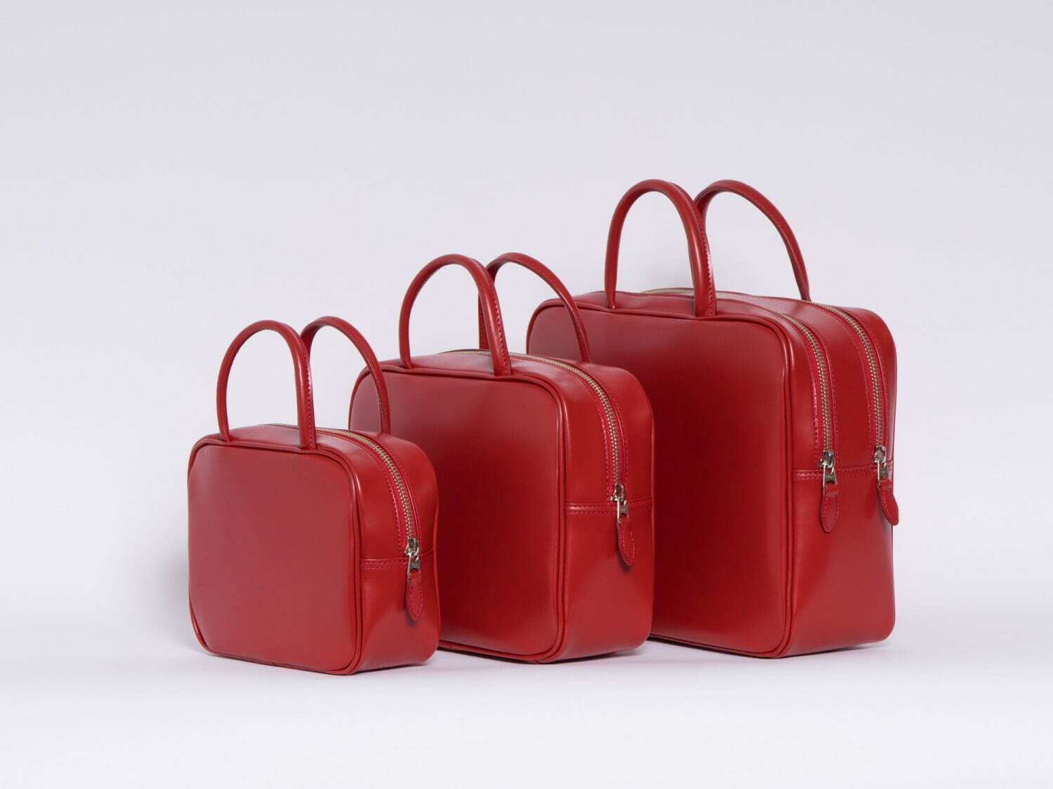 コム デ ギャルソン 青山店限定“真っ赤な”レザーバッグ、四角＆台形の2