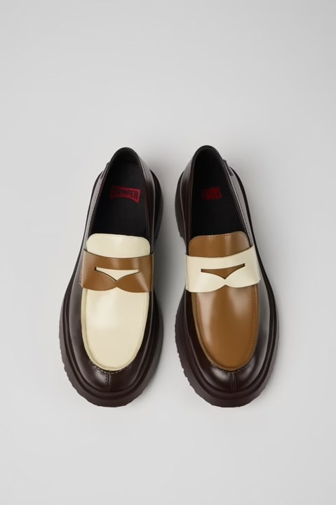 カンペール“左右非対称”「ツインズ」24年秋冬、厚底ローファーや鮮やか