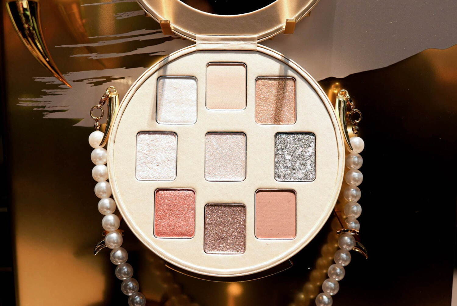 シュウ ウエムラ × TASAKIの24年クリスマスコスメ、パールストラップ