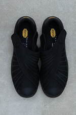 レインメーカーの“風呂敷”着想スニーカー、甲を包み込むクロスベルトの