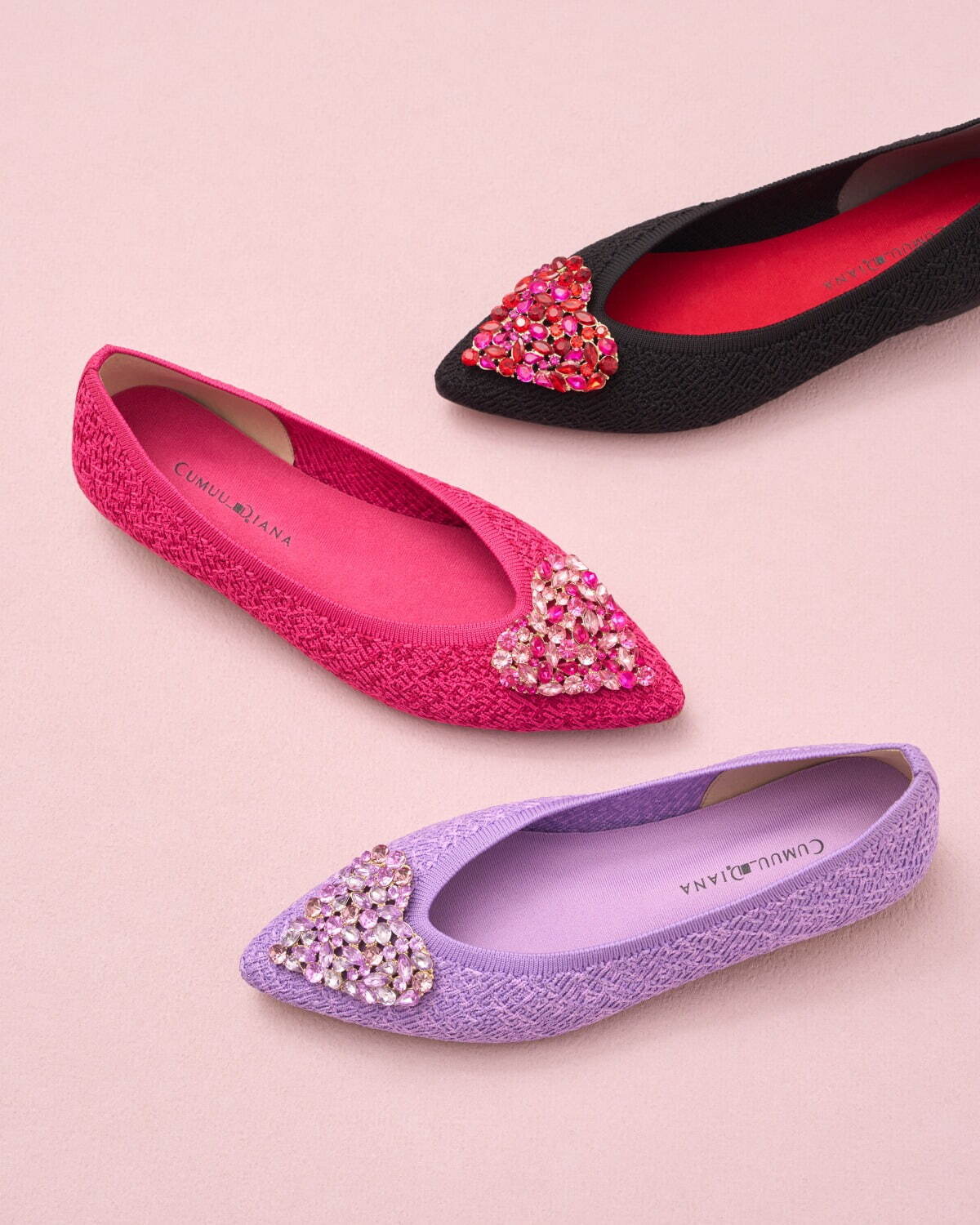 ハートビジュー”輝くフラットパンプス、ダイアナのニットシューズ