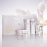 コスメデコルテ最高級「AQ」24年クリスマスコフレ、“ライン使いOK”化粧