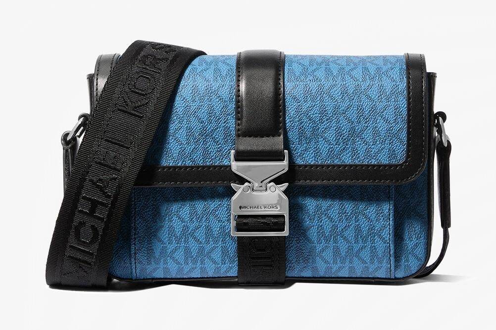 マイケル・コース25年夏メンズバッグ、シグネチャーロゴの総柄クロス