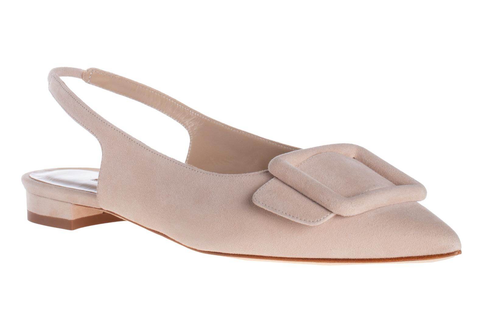 マノロ ブラニク“大胆スクエアバックル”のフラットシューズ、鮮やか