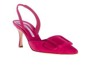 マノロ ブラニク“大胆スクエアバックル”のフラットシューズ、鮮やか