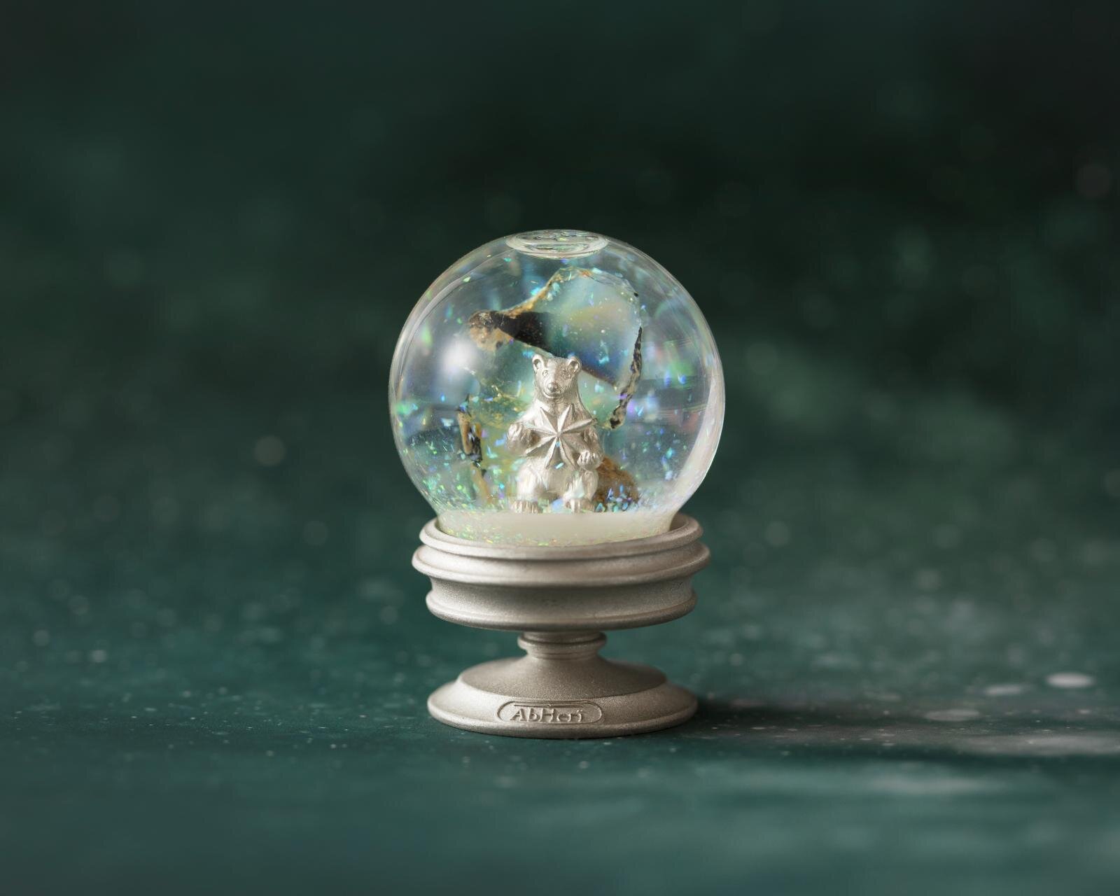 アベリ“オパールの雪が舞う”ミニスノードーム、シロクマが佇む白銀の