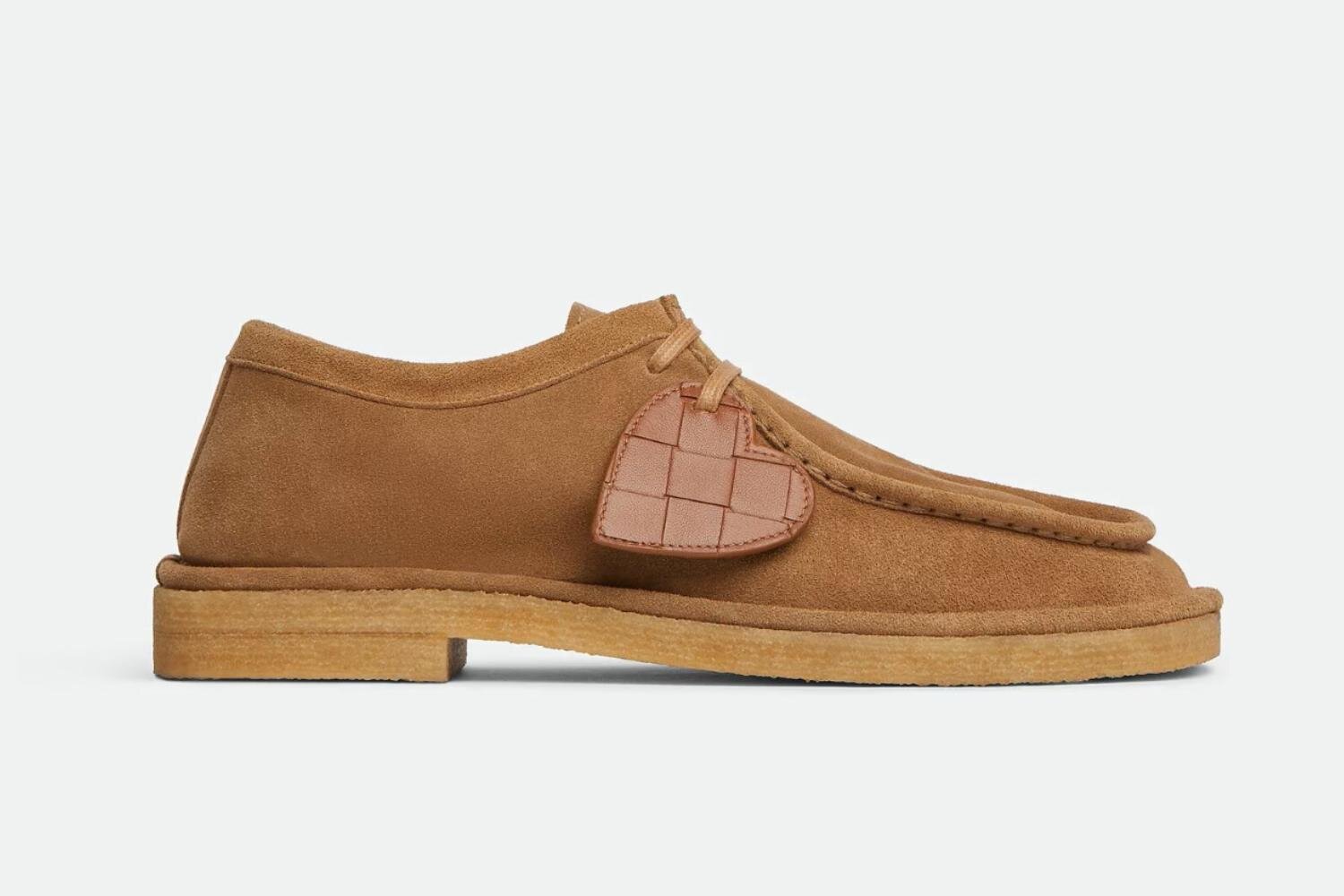 ボッテガ・ヴェネタからハート型レザーチャーム付きのスクエアトゥ