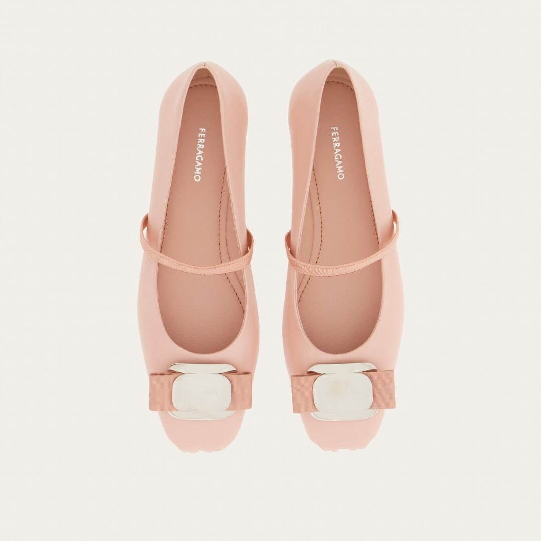 フェラガモ“リボン華やぐ”ストラップ付きバレリーナシューズ、春色